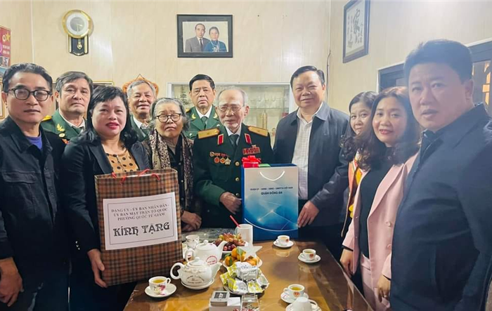 Bí thư Quận uỷ Đống Đa thăm hỏi, tặng quà tri ân chiến sĩ tham gia chiến dịch “Hà Nội – Điện Biên Phủ trên không”