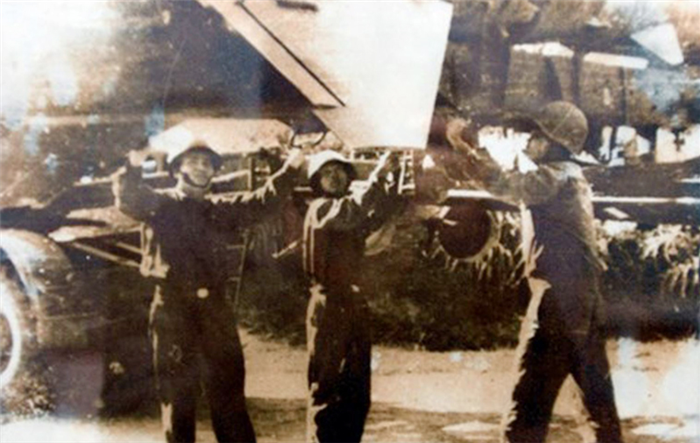 Đêm 18, rạng sáng 19-12-1972: B-52 đầu tiên bị bắn rơi tại chỗ trên bầu trời Hà Nội