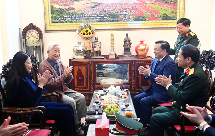 Bí thư Thành ủy Hà Nội Đinh Tiến Dũng thăm, tặng quà tập thể, cá nhân tiêu biểu