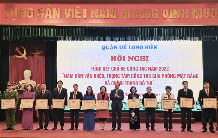 Quận Long Biên khen thưởng hơn 100 tập thể, cá nhân thực hiện tốt chủ đề năm 2022