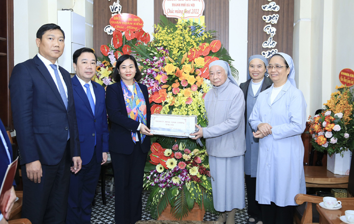 Phó Bí thư Thường trực Thành ủy thăm, chúc mừng các nữ tu sĩ nhà thờ Dòng thánh Phaolo