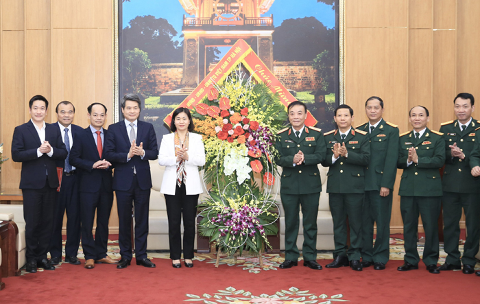 Phó Bí thư Thường trực Thành ủy Nguyễn Thị Tuyến thăm, chúc mừng Bộ Tư lệnh Thủ đô