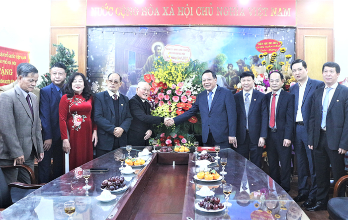 Phó Bí thư Thành uỷ Nguyễn Văn Phong chúc mừng Uỷ ban Đoàn kết công giáo Việt Nam thành phố