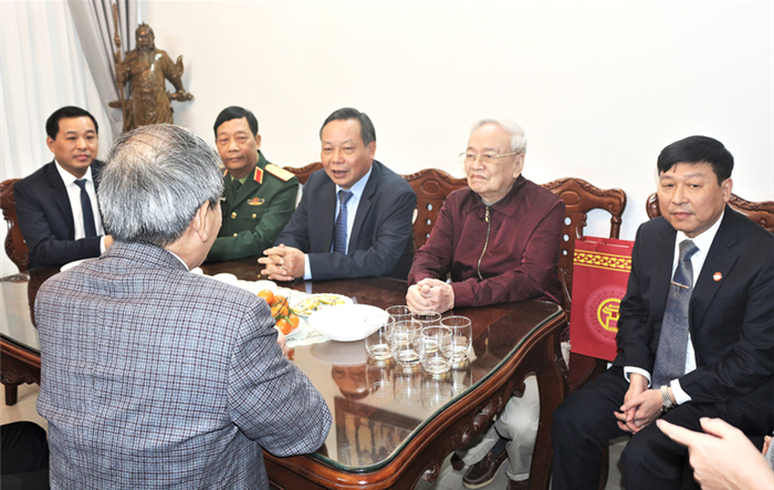  Phó Bí thư Thành ủy Nguyễn Văn Phong thăm, tặng quà gia đình chính sách quận Ba Đình