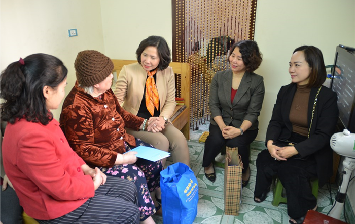 Chủ tịch Hội LHPN thành phố thăm, tặng quà tri ân nữ dân quân tự vệ tham gia chiến dịch 12 ngày đêm "Hà Nội - Điên Biên Phủ trên không"