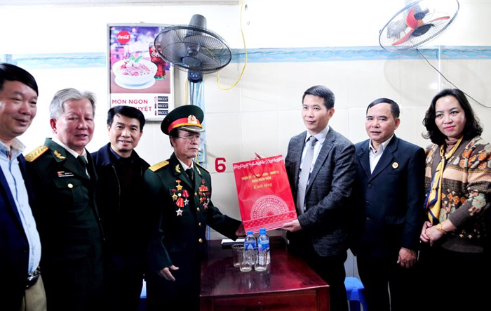 Chủ tịch UBND quận Hoàn Kiếm thăm, tặng quà nhân kỷ niệm 50 năm "Hà Nội - Điện Biên Phủ trên không"