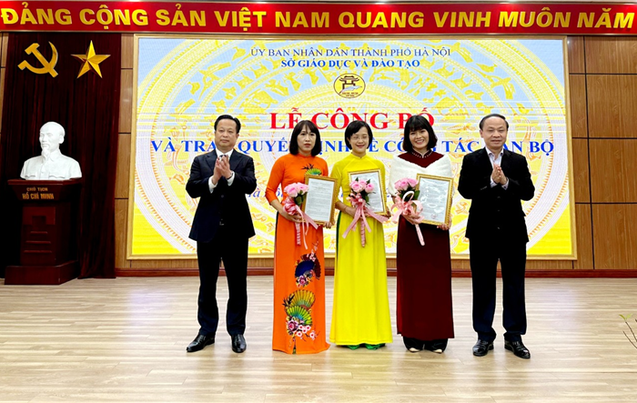 Sở Giáo dục và Đào tạo thành phố trao các quyết định về công tác cán bộ