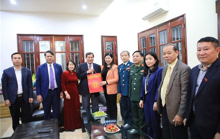 Chủ tịch Ủy ban MTTQ Việt Nam thành phố thăm, tặng quà nhân dịp kỷ niệm 50 năm chiến thắng “Hà Nội - Điện Biên Phủ trên không”