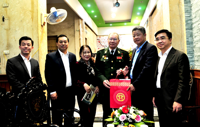 Phó Chủ tịch UBND thành phố Nguyễn Mạnh Quyền thăm các gia đình có công trong Chiến thắng "Hà Nội - Điện Biên Phủ trên không"