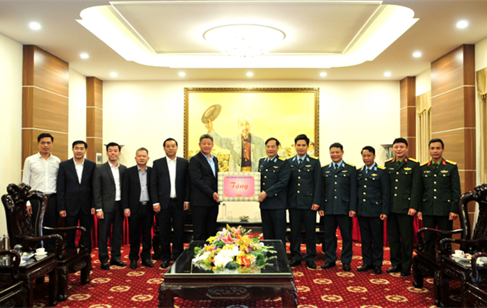 Phó Chủ tịch UBND thành phố Nguyễn Mạnh Quyền thăm, tặng qùa Sư đoàn Không quân 371 Quân chủng Phòng không - Không quân 