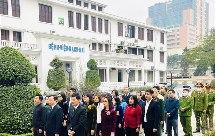 Lãnh đạo quận Đống Đa dâng hương tại địa điểm lưu niệm sự kiện lịch sử cách mạng kháng chiến Bệnh viện Bạch Mai