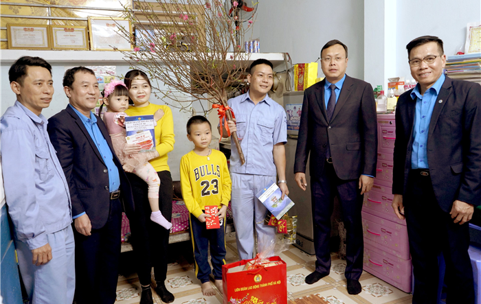 Chủ tịch Liên đoàn Lao động thành phố thăm, tặng quà Tết cho công nhân lao động