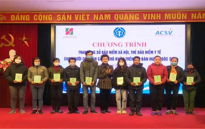 Trao tặng sổ Bảo hiểm xã hội, thẻ Bảo hiểm y tế cho người có hoàn cảnh khó khăn