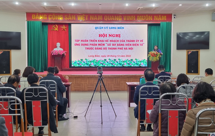 Từ tháng 1-2023:  Quận Long Biên áp dụng “Sổ tay đảng viên điện tử”