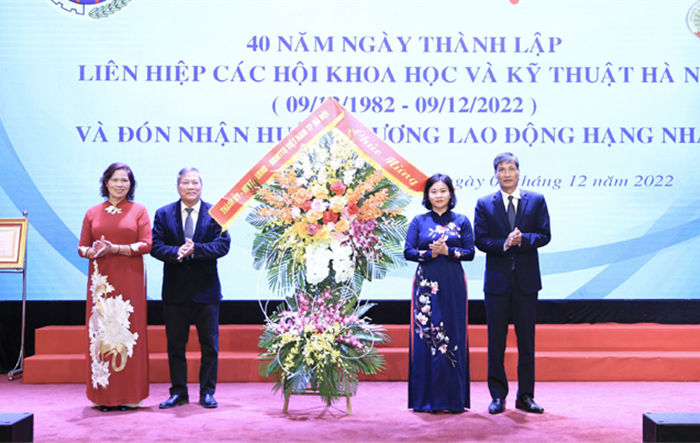 Liên hiệp các hội Khoa học và kỹ thuật Hà Nội đón nhận Huân chương Lao động Hạng Nhất