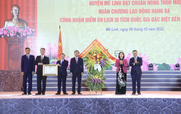Huyện Mê Linh đón nhận danh hiệu đạt chuẩn nông thôn mới