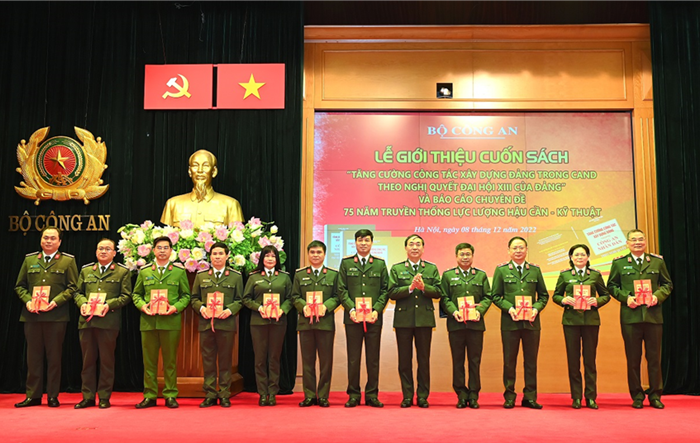 Giới thiệu cuốn sách “Tăng cường công tác xây dựng Đảng trong Công an nhân dân theo Nghị quyết Đại hội XIII của Đảng”