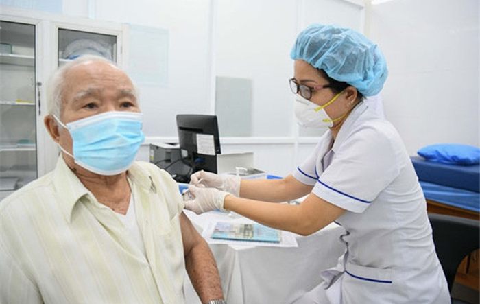 Hà Nội: Rà soát, tăng cường tiêm vắc xin phòng Covid-19 cho các đối tượng nguy cơ mắc Covid-19