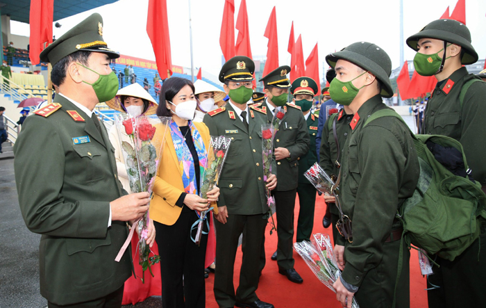 Phó Bí thư Thường trực Thành ủy Nguyễn Thị Tuyến động viên tân binh huyện Thanh Trì lên đường nhập ngũ