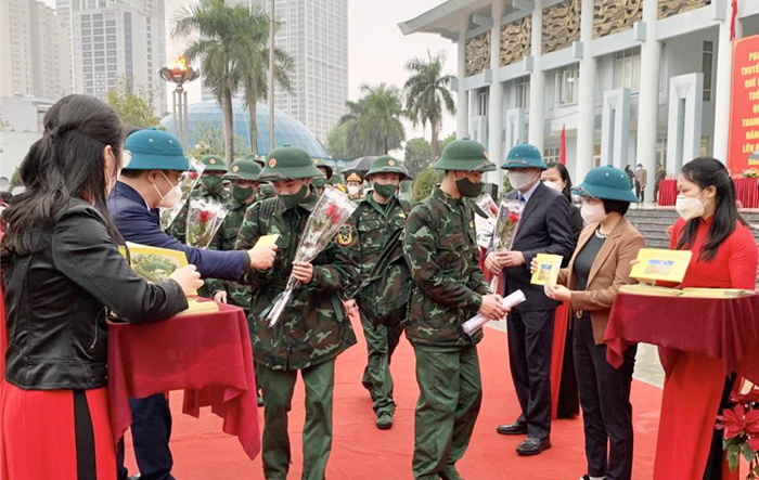 Trưởng Ban Tuyên giáo Thành ủy Hà Nội Bùi Huyền Mai dự Lễ giao, nhận quân tại quận Thanh Xuân