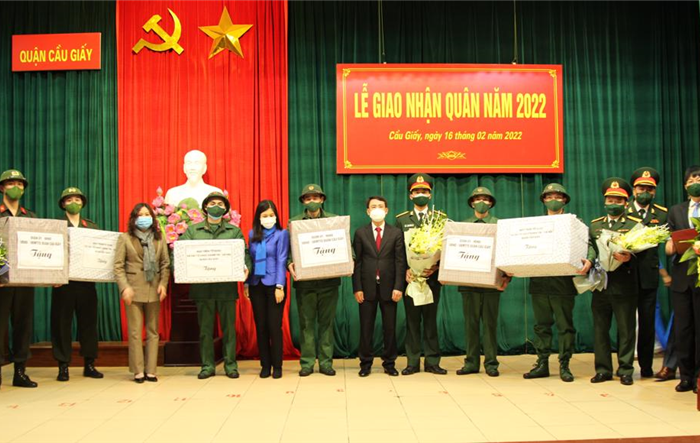 Phó Chủ tịch UBND Thành phố Nguyễn Trọng Đông dự Lễ giao, nhận quân tại quận Cầu Giấy 