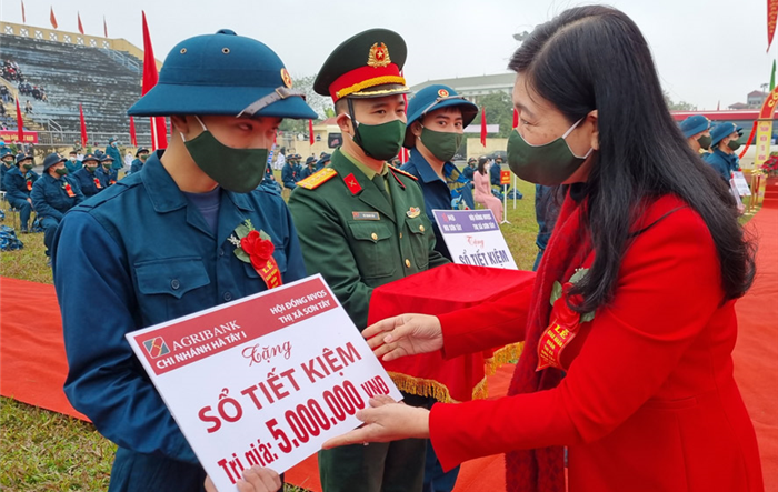 Chủ tịch Uỷ ban MTTQ Việt Nam Thành phố Nguyễn Lan Hương dự Lễ giao, nhận quân năm 2022 tại thị xã Sơn Tây