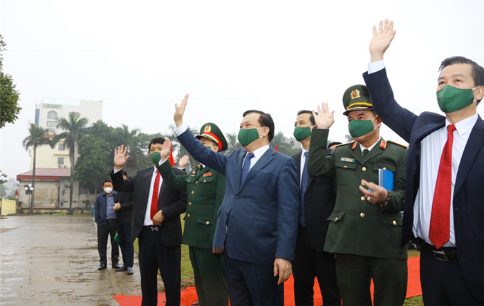 Bí thư Thành ủy Đinh Tiến Dũng động viên, tiễn chân tân binh lên đường nhập ngũ
