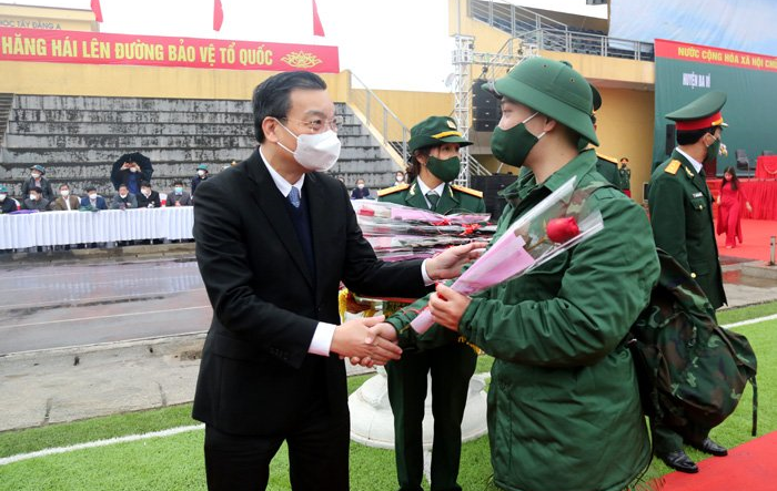 Chủ tịch UBND Thành phố Chu Ngọc Anh tiễn tân binh huyện Ba Vì lên đường nhập ngũ 