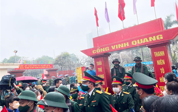 Tân binh quận Hà Đông hăng hái lên đường nhập ngũ
