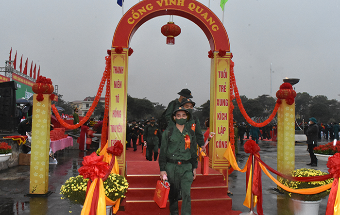 186 thanh niên Mê Linh lên đường nhập ngũ 