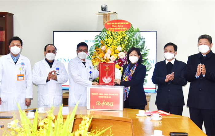 Phó Bí thư Thường trực Thành ủy Nguyễn Thị Tuyến thăm, chúc mừng Bệnh viện Hữu nghị và Bệnh viện Thanh Nhàn