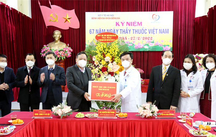 Phó Bí thư Thành ủy Hà Nội Nguyễn Văn Phong thăm, chúc mừng Bệnh viện đa khoa Đống Đa