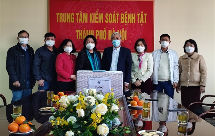 Hội Liên hiệp Phụ nữ thành phố Hà Nội đến thăm, chúc mừng, động viên cán bộ y bác sĩ Trung tâm kiểm soát bệnh tật Thành phố