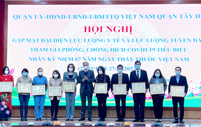 Quận Tây Hồ gặp mặt tri ân lực lượng y tế và tuyến đầu phòng, chống dịch Covid-19