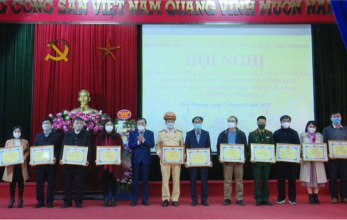 Gặp mặt đại diện lực lượng y tế và lực lượng tuyến đầu tham gia phòng, chống dịch Covid-19 tiêu biểu 