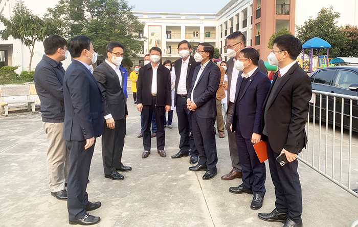 Phó Thủ tướng Chính phủ Vũ Đức Đam thăm và chúc mừng cán bộ y tế nhân Ngày Thầy thuốc Việt Nam (27/2/1955-27/2/2022)