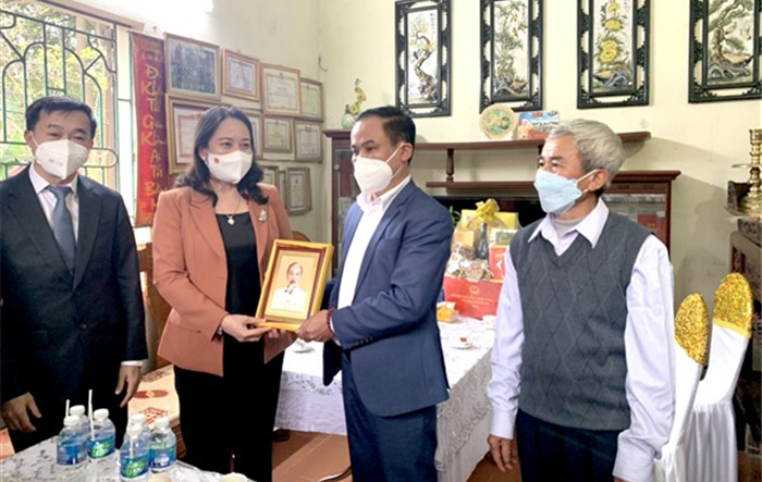 Phó Chủ tịch nước Võ Thị Ánh Xuân thăm gia đình ông Bùi Văn Quyên xã Kim Sơn – Đại diện tiêu biểu tham gia y tế cộng đồng, chống dịch Covid-19