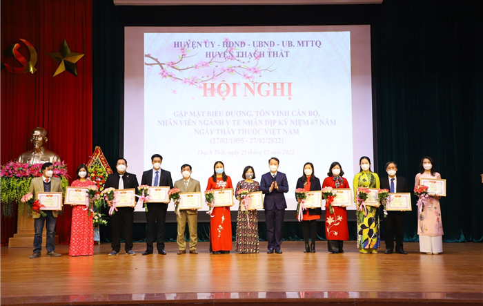 Huyện Thạch Thất gặp mặt biểu dương, tôn vinh tập thể, cán bộ, nhân viên ngành y tế