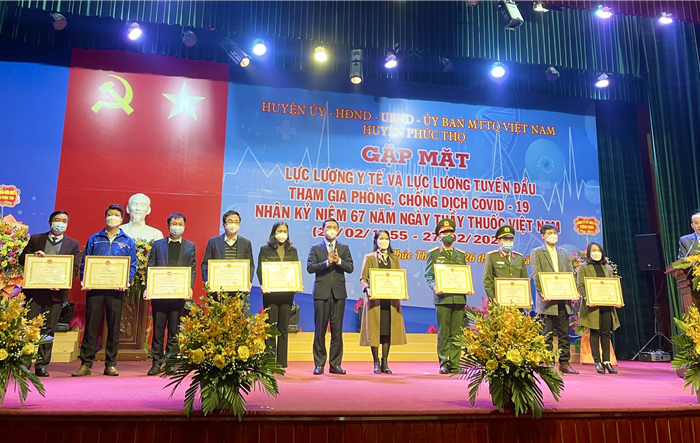 Huyện Phúc Thọ gặp mặt lực lượng y tế và tuyến đầu phòng, chống dịch Covid-19 nhân Ngày Thầy thuốc Việt Nam