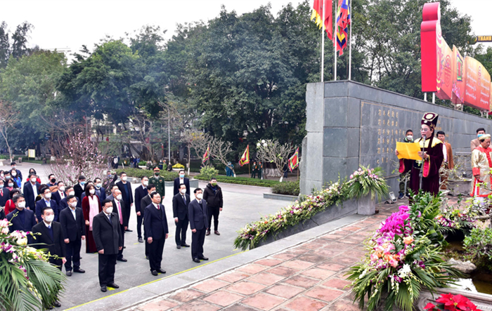 Lãnh đạo Thành phố dâng hương và trồng cây tại di tích quốc gia đặc biệt Gò Đống Đa