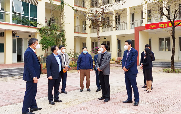 Phó Chủ tịch UBND Thành phố Chử Xuân Dũng kiểm tra công tác chuẩn bị đón học sinh trở lại trường học tại huyện Hoài Đức