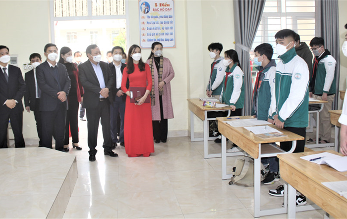 Phó Bí thư Thành ủy Nguyễn Văn Phong thăm, động viên cán bộ,  giáo viên và học sinh thị xã Sơn Tây