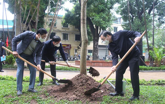Chủ tịch UBND thành phố Hà Nội dự Tết trồng cây tại quận Hai Bà Trưng
