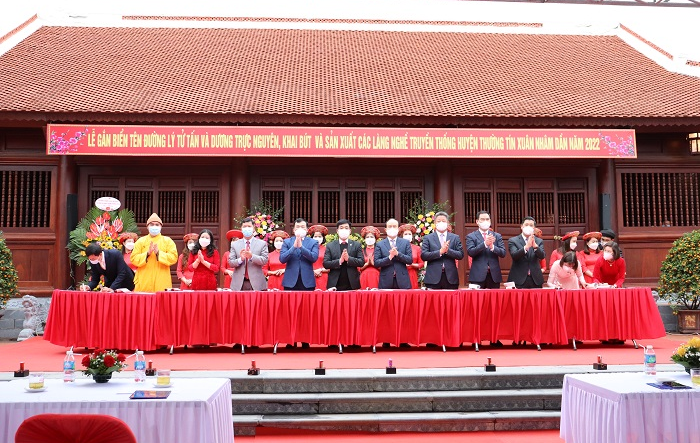 Lãnh đạo thành phố Hà Nội dự Lễ khai bút và tôn vinh sản xuất các làng nghề truyền thống Thường Tín