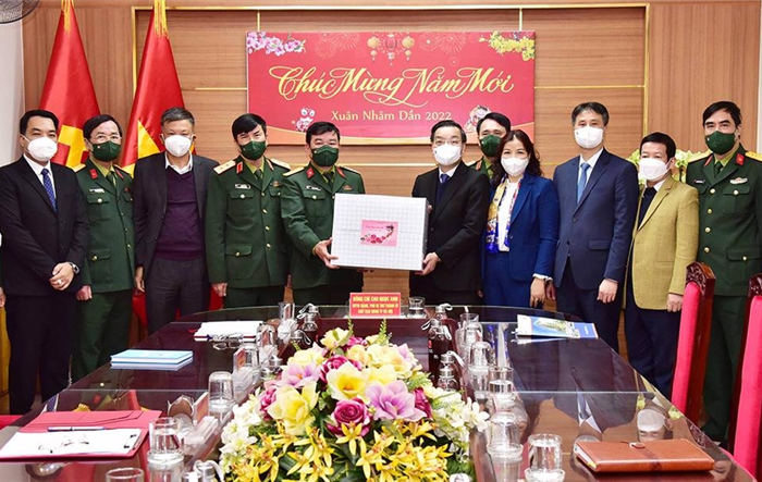 Chủ tịch UBND Thành phố Chu Ngọc Anh thăm, động viên sản xuất đầu năm