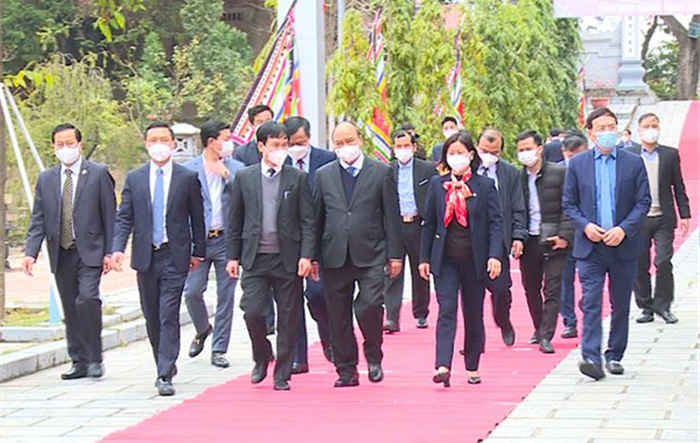 Chủ tịch nước Nguyễn Xuân Phúc dâng hương và trồng cây tại Đền Hát Môn, huyện Phúc Thọ