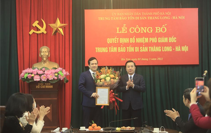 Phó Chủ tịch UBND Thành phố Chử Xuân Dũng trao Quyết định bổ nhiệm Phó Giám đốc Trung tâm Bảo tồn di sản Thăng Long - Hà Nội