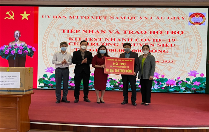MTTQ quận Cầu Giấy tổ chức tiếp nhận và trao hỗ trợ kít test nhanh Covid-19