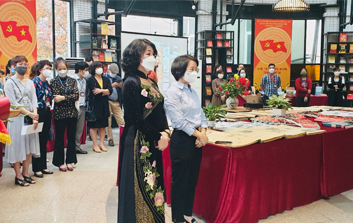 Khai mạc Trưng bày sách, báo kỷ niệm 92 năm Ngày thành lập Đảng bộ thành phố Hà Nội