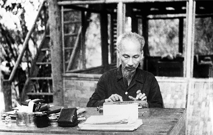 Chủ tịch Hồ Chí Minh: Tấm gương tự học mẫu mực